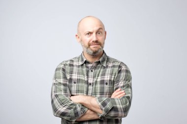 Studio silah ile poz huysuz Olgun Avrupa adam portresi, kız arkadaşıyla kavga yaparken hakaret duygu katlanmış. Fikir sizin için sormayın.