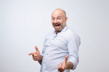 Beyaz gömlek giymiş olgun memnun adam sana işaret ediyor. Sen iyi adamsın, şimdi kavramı kazanmak. Bunu kutlayalım
