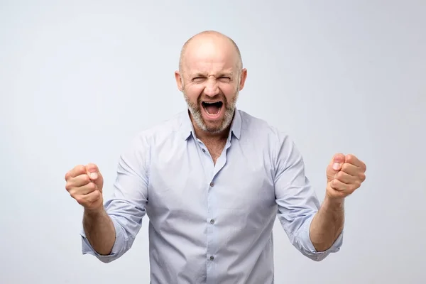 テレビのファンの感情 感情的な怒っている男を持株拳を叫んでください 叫んでください 感情的な成熟した顔 顔の表現コンセプト — ストック写真