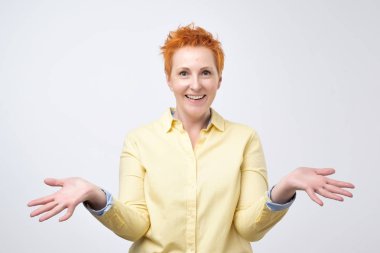 Güzel kadın kollarını geniş açık, beyaz bir arka plan içinde izole bir şey ile mevcut