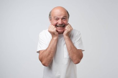 Olgun Avrupa adam mutlu bir sürpriz ifade ile geniş açık ve geniş gözler gülümsemek