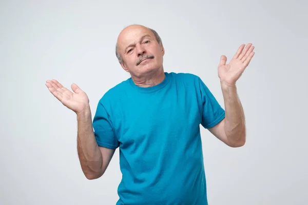 Vem vet och det var inte mig koncept. Förbryllad skallig kaukasiska man är inte säker på i sitt vittnesmål. — Stockfoto