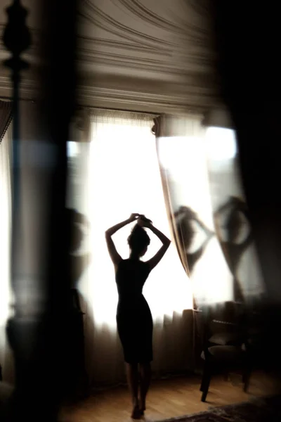 Reflexe silueta hezká žena v zrcadle — Stock fotografie