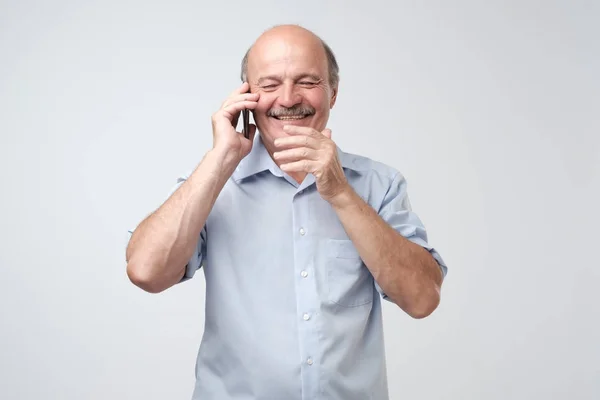 Счастливый зрелый мужчина лысый и с усами говорить на мобильном, изолированные на белом фоне — стоковое фото