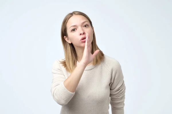 Non Dirlo Nessuno Talkative Bella Donna Vestita Con Maglione Sta — Foto Stock