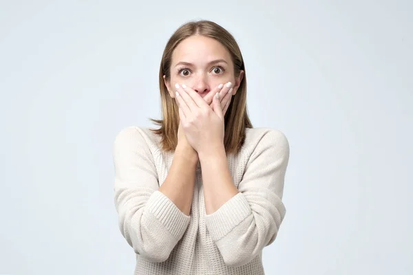 Mooie Jonge Vrouw Die Betrekking Hebben Haar Mond Probeert Slaan — Stockfoto