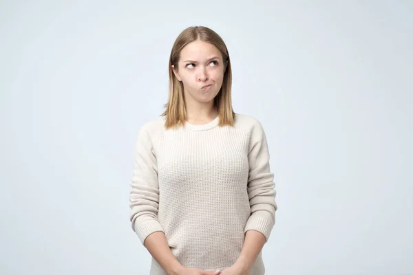 Gruñona Joven Caucásica Con Mirada Molesta Frunciendo Ceño Sintiéndose Disgustada — Foto de Stock