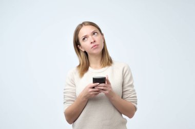 Erkek için ileti ayrıldık. Genç Sevimli çekici kadın bazı metin yazma veya bir akıllı telefon elinde kullanarak