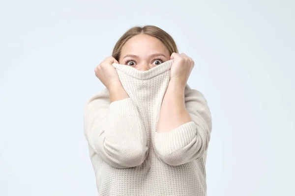 Ritratto Ragazza Che Tira Maglione Sopra Testa Avendo Problemi Donna — Foto Stock