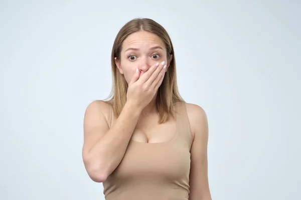 Sorpresa Giovane Donna Con Lunghe Ciglia Che Coprono Con Mani — Foto Stock