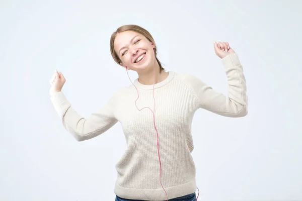 Hermosa Mujer Joven Auriculares Escuchando Música Sobre Fondo Claro — Foto de Stock