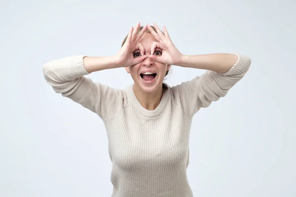 Hübsches Mädchen Mit Überraschtem Gesicht Das Die Finger Wie Eine — Stockfoto