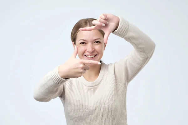 Look Pretty Young Woman Showing Frame Hands Smiling Friendly — Stock Photo, Image