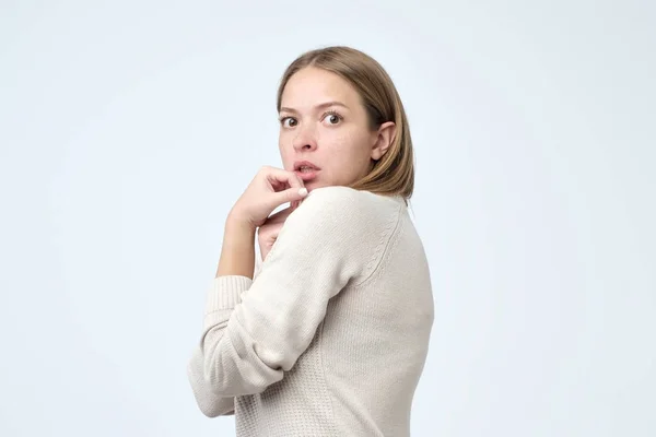 Tenho Medo Perdê Retrato Mulher Assustada Tentar Esconder Algo Importante — Fotografia de Stock