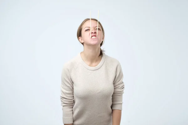 Branco Jovem Fome Menina Segurando Sushi Varas Como Longo Dentes — Fotografia de Stock