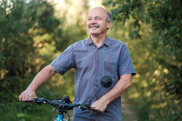Радісний Старший Чоловік Катається Велосипеді Парку Красивий Сонячний День Активне — стокове фото