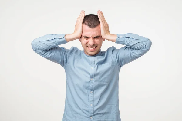 Foto Des Gestressten Jungen Mannes Hat Furchtbare Kopfschmerzen Ist Frustriert — Stockfoto