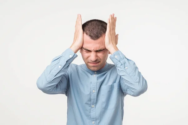 Foto Stressante Giovane Sente Terribile Mal Testa Essendo Frustrato Depresso — Foto Stock