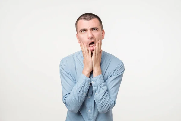 Kaukasische Jongeman Blauw Shirt Moe Slaperig Studio Shoot Een Grijze — Stockfoto