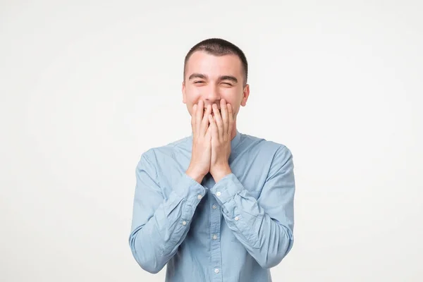 Retrato Jovem Rindo Cobrindo Boca Com Mão Sobre Fundo Branco — Fotografia de Stock