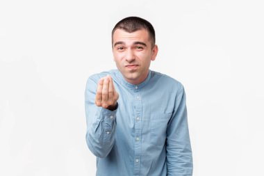 Beyaz arka plan üzerinde ne istiyorsun demek İtalyan jest gösterilen genç yakışıklı adam portresi.