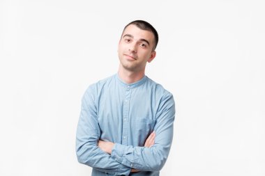 Vaktimi boşa harcama. Kayıtsız ve dinleme eksikliği ilgi veya güvensizlik ile olmadan rahatsız surat çekici beyaz erkek