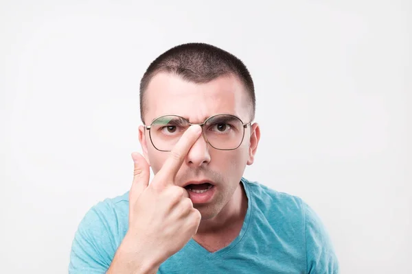 Ung Vacker Man Glasögon Tänkande Tvivel Närbild Porträtt Vision Problem — Stockfoto