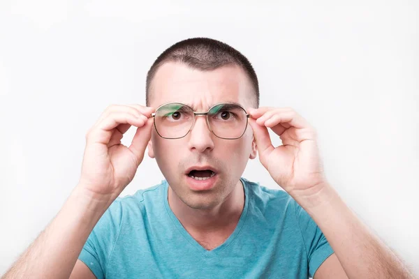 戴眼镜的年轻英俊的男人在疑惑中思考 特写肖像 视力问题与眼部保健 — 图库照片