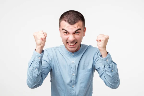 Feche Retrato Jovem Hispânico Furioso Gritando Gritando Emoção Facial Negativa — Fotografia de Stock