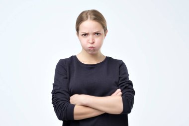 Silah tutmak siyah kazak giyen güzel kız onun yüzüne hoşnutsuzluğunu çatık portresi, katlanmış.