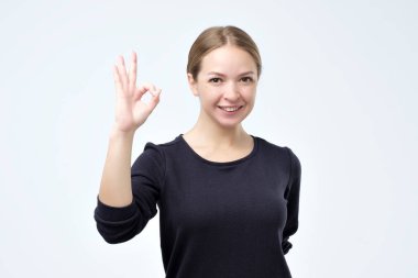 Gözü Sarı zemin üzerine sarı elbiseli güzel genç Asyalı kadın göster Tamam devretmeni