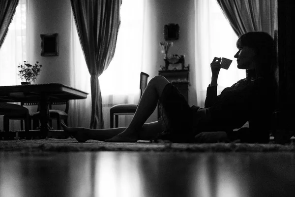 Mulher pacífica relaxando em casa com xícara de chá — Fotografia de Stock