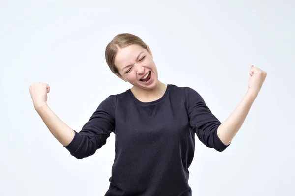 Retrato de mujer feliz celebrando ganar en la lotería o pasar el examen —  Fotos de Stock