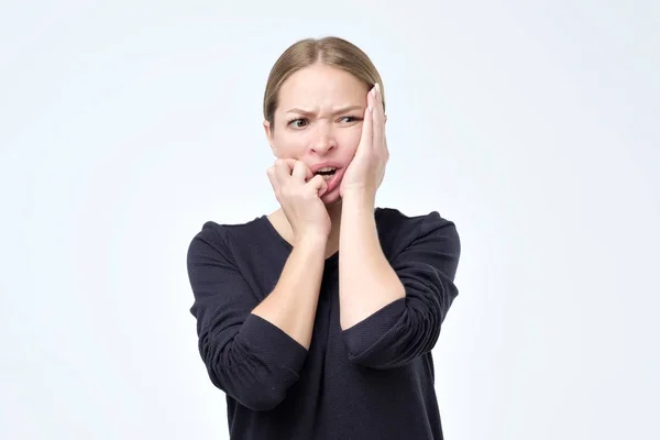 Disperata giovane donna caucasica ha paura dei problemi . — Foto Stock