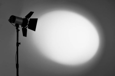 Karanlık arka planda manzaralı spot ışığı, sahne aydınlatma ekipmanları