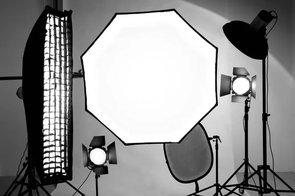 Herramientas de equipo de estudio. Reflector, caja suave, octobox para disparar — Foto de Stock