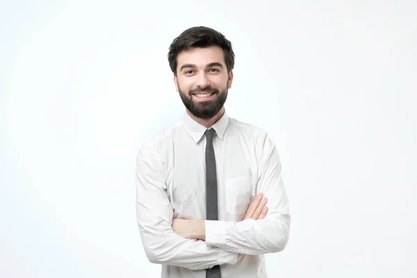 Hombre Hispano Sonriente Con Brazos Cruzados Barba Vestida Con Camisa —  Fotos de Stock