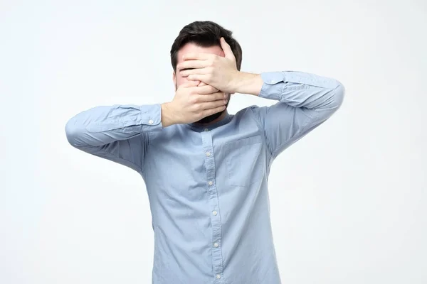 Uomo Camicia Blu Coprì Viso Con Mani Conflitto Sociale Dconcept — Foto Stock
