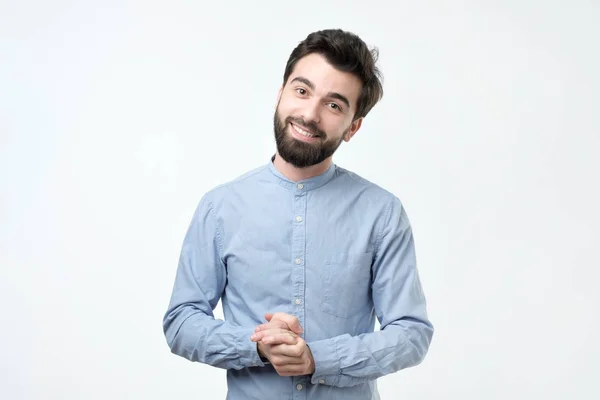 Kameraya Bakarak Mavi Tişörtlü Mutlu Moda Yakışıklı Spanyol Adam Portresi — Stok fotoğraf