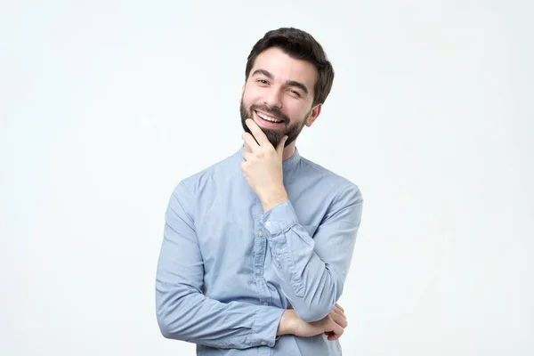 Podobizna Šťastný Módní Hezký Hispánský Muže Modré Košili Při Pohledu — Stock fotografie
