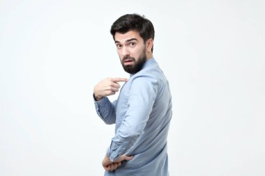 Benim hakkımda kavramı söz ediyoruz. Yakışıklı genç İspanyol adam kendini suçlamayı hacimli saçlı çatık, şüpheli olan belirsiz yüz ifadesi karıştı