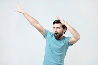 İyi bir ruh hali olan dans mavi t-shirt genç mutlu İspanyol adam.