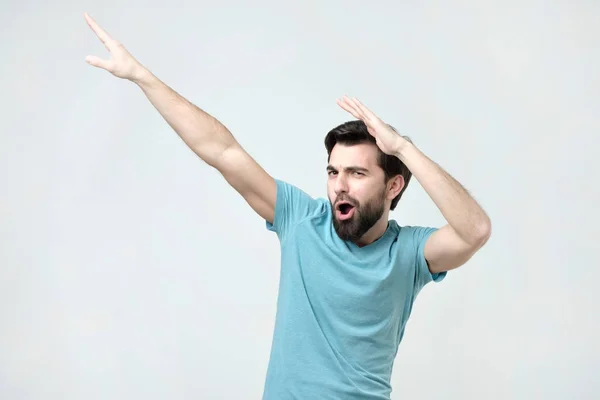 Unge Glad Spansktalande Mannen Blå Shirt Dans Med Gott Humör — Stockfoto