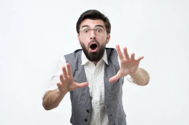 Oh Tanrım, Wowconcept. Dokunmayın bana ait. Eller önde germe çılgın şok genç İspanyol adam beyaz gömlek, yelek ve gözlük kamera geniş açık ağız ile seyir.
