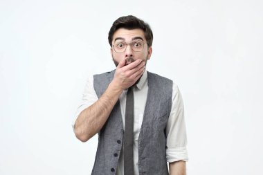 Sana inanamıyorum. İyi el ağzıyla kapsayan rahat kıyafet içinde genç adam arıyorum ve kameraya arıyorum.