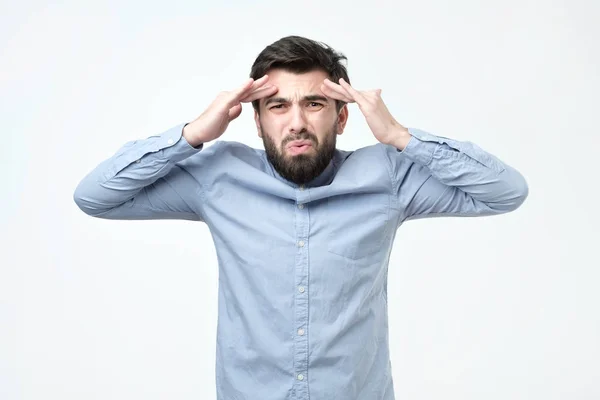 Jovem Com Cabelo Escuro Barba Usa Camisa Azul Parece Irritado — Fotografia de Stock