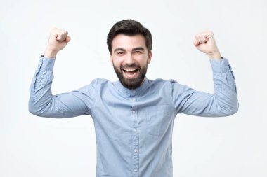 Yumruk kadar onun zaferini kutluyor mutlu İspanyol adamla portresi. Harika bir haber hiç.