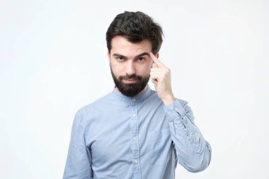 Düşünmeme izin ver. Sakallı, tutar işaret parmağı Tapınağı, ciddi İspanyol adam akılda bir şey hatırlamak, bilgileri hatırlar