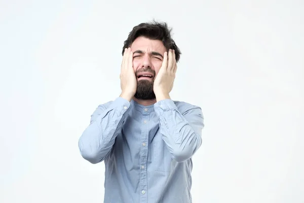 Unge Spansktalande Mannen Med Skägg Gråter Jag Inte Skyldig Det — Stockfoto