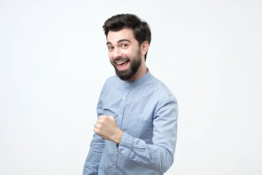 Evet çığlık ve yetiştirme koyu saçlı başarılı duygusal genç İspanyol adam yumruk sıkılı. Zafer, zafer, kazanan ve kutlama kavramı